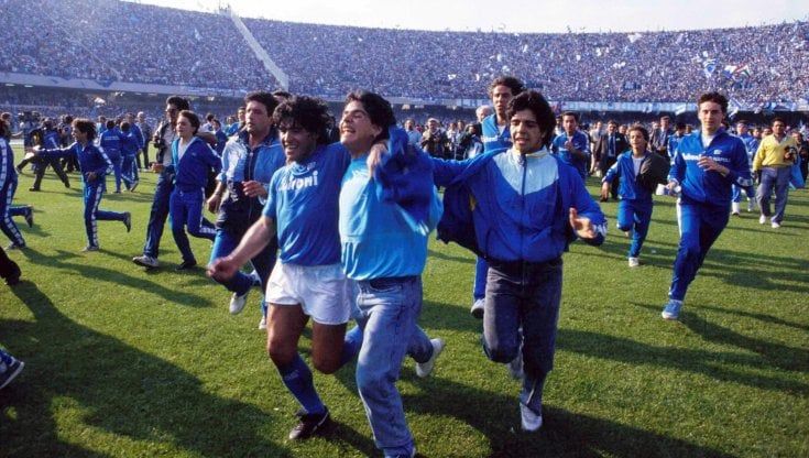 Un coro di auguri per Maradona: "Regali? La fine della pandemia e un altro scudetto al Napoli"
