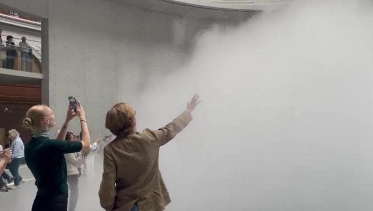 Parigi, lo stupore dei visitatori per la scultura di nebbia di Fujiko Nakaya alla Borsa di Commercio