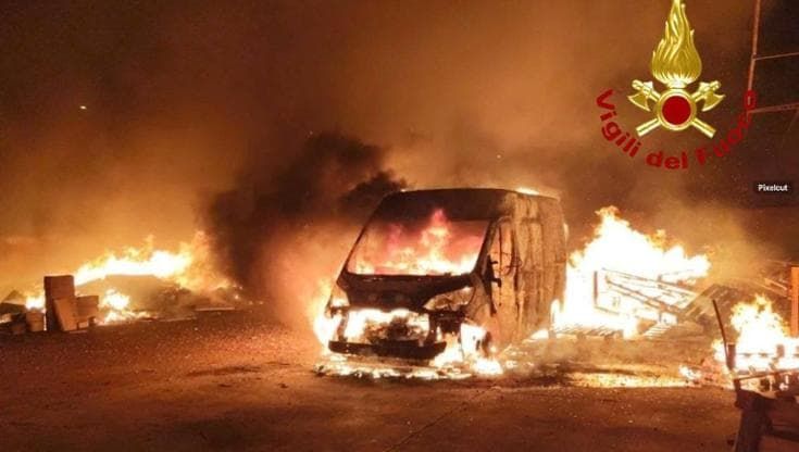 Salento, undici furgoni di una Rsa distrutti da un incendio: notte di paura a Taviano