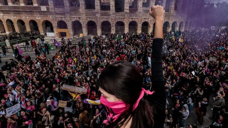 La marea fucsia transfemminista in marcia per l’8 marzo