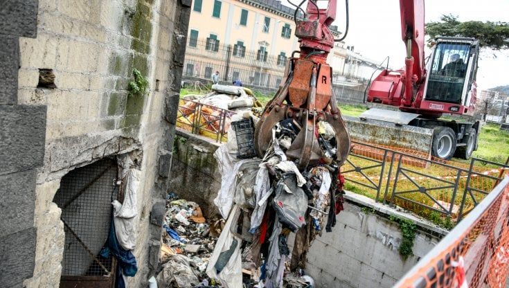 Napoli, pulizia delle Torri Aragonesi: la fuga dei clochard con le lenzuola annodate