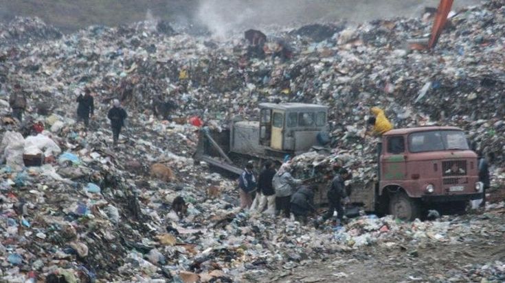 Mozambico, la raccolta dei rifiuti in una città ritirati solo in 5 quartieri su diciannove