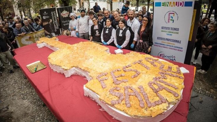 Uno Stradivari di focaccia al salame: a Cremona il violino da 5 metri cucinato da studenti e fornai