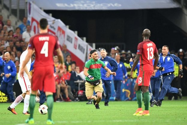 Polonia-Portogallo, tifoso invade il campo per abbracciare Ronaldo