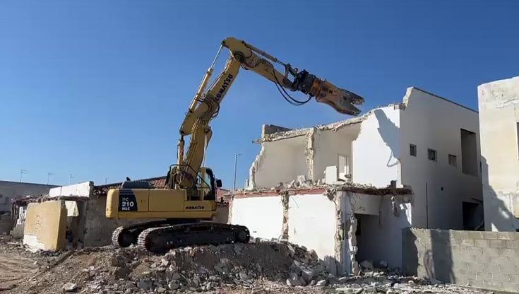 Lecce, demoliti gli edifici sulla costa di Casalabate: dopo oltre 50 anni si rivede il mare. "Rinasce una zona devastata"