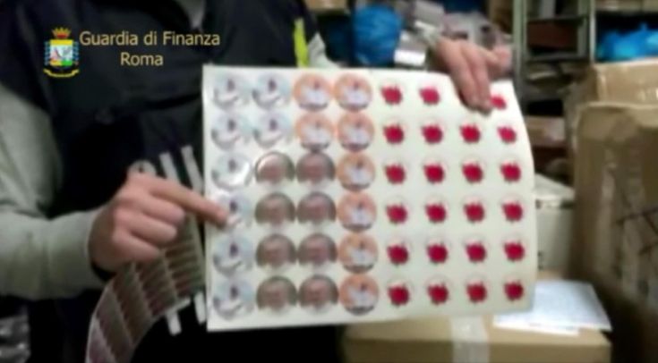 Souvenir dei Papi e "Misericordina" falsi. Maxi sequestro della Finanza