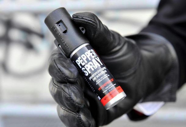 Napoli, lo spray al peperoncino in dotazione alla polizia