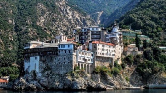 Il Covid sbarca tra i monaci di Monte Athos. Dieci casi, due monasteri in lockdown  