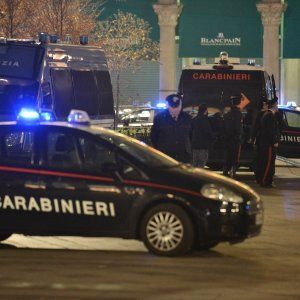 Alba, "Papà non sparare alla mamma",  figlio disarma il genitore e sventa l'omicidio