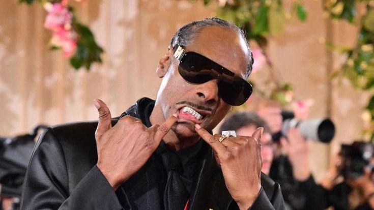 Snoop Dogg a Milano Cortina: “Voglio entrare nella squadra di curling, col mocio ero un fenomeno”