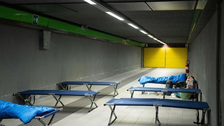 Riapre il mezzanino per i clochard, in Centrale 40 brandine