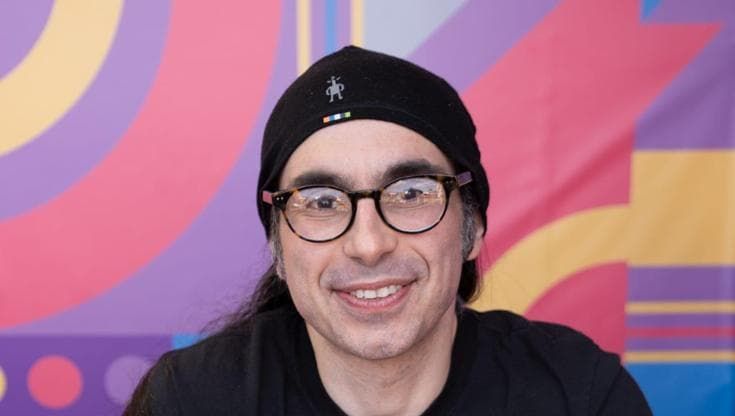 Deniz Camp, superstar del fumetto americano: “Racconto la realtà con supereroi e mondi fantastici”