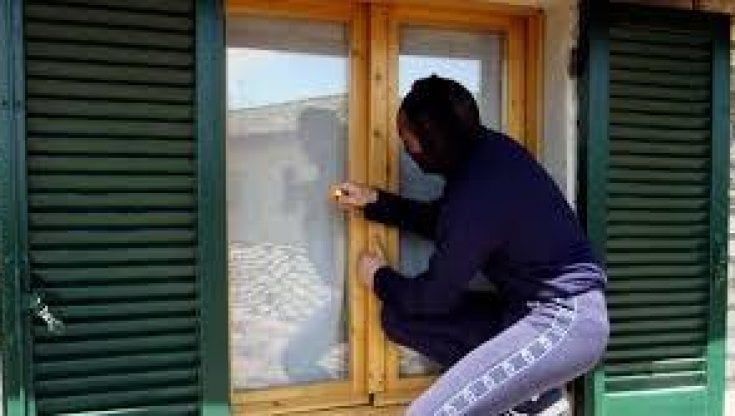 Paura a Colorno: ladro entra in casa mentre la proprietaria riposa