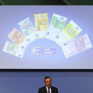 Draghi allontana la stretta monetaria: "Ora non è giustificata"