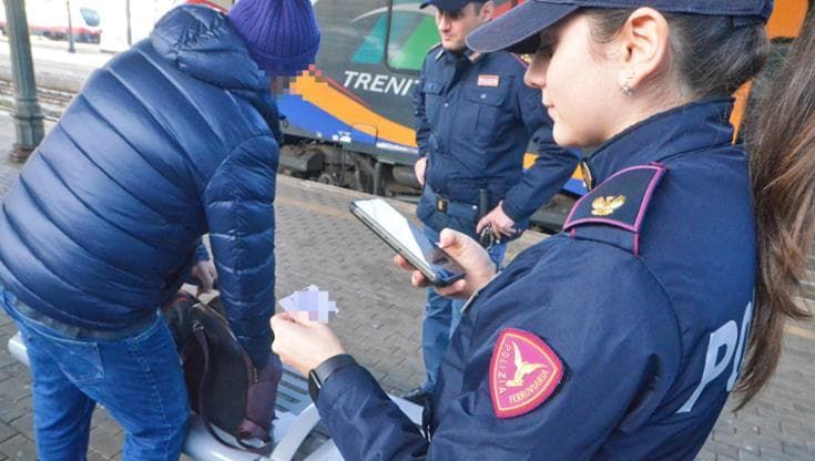 Il capotreno lo invita a scendere perché senza biglietto, lui lo minaccia con un coltello