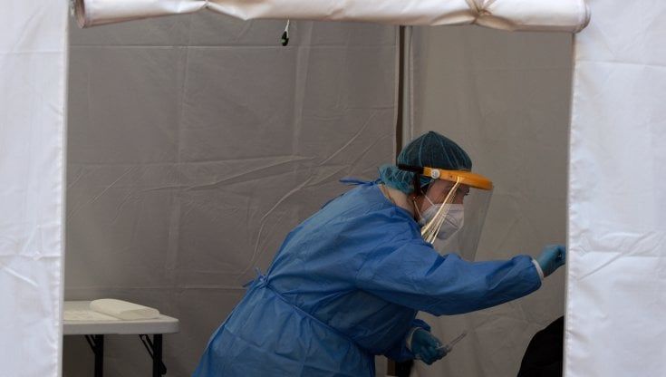 Covid in Er: nuovi casi ancora in calo ma risalgono i ricoveri. A Parma altri cinque decessi 