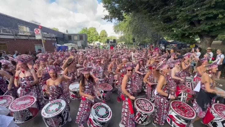 Il carnevale di Notting Hill compie 60 anni: la sfilata a Londra tra musica e colori