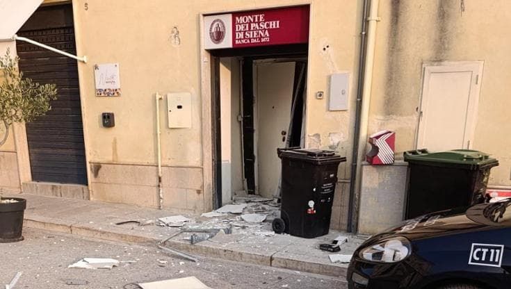 Mola di Bari, assalto a bancomat e chiodi sparsi per strada. Il sindaco: “Escalation di violenze”
