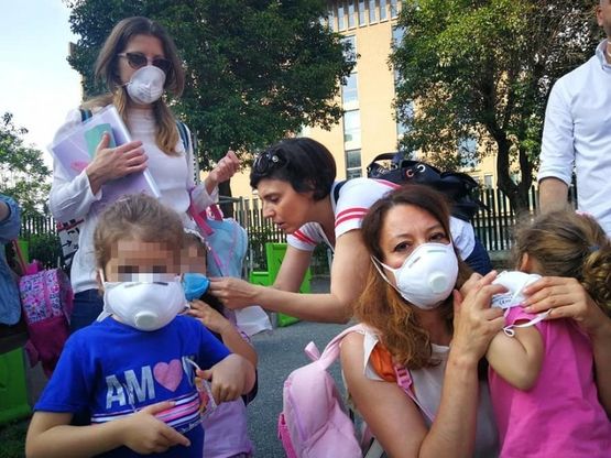 Tutti a scuola con le mascherine: a Trastevere la protesta contro le polveri del cantiere