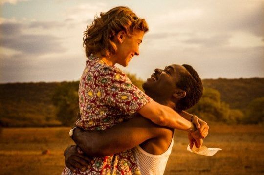 'A United Kingdom', storia d'amore impossibile retorica ma coinvolgente