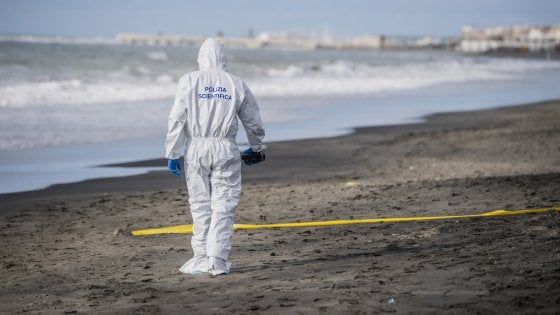 Ostia, trovato in spiaggia il cadavere di un uomo