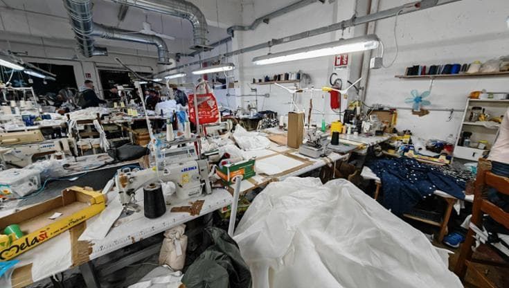 Prato, impiegava migranti irregolari facendoli lavorare 14 ore al giorno: arrestata