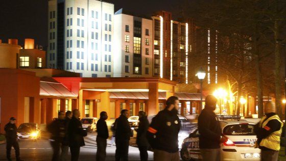 Francia, arrestato a Eurodisney con pistole e Corano in borsa. Fermata anche la compagna