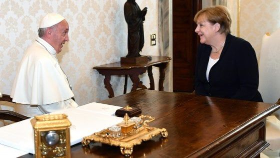 Coronavirus, telefonata tra il Papa e la cancelliera tedesca Merkel: "Aiutare i Paesi più poveri"