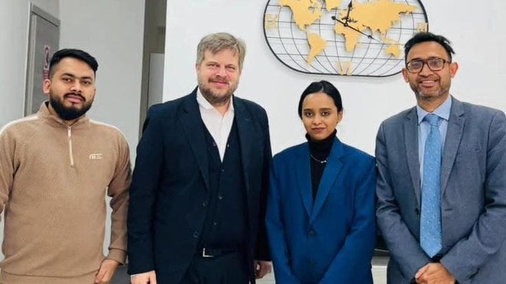 Majorino posta foto con il consigliere di zona del Bangladesh: valanga social di insulti razzisti