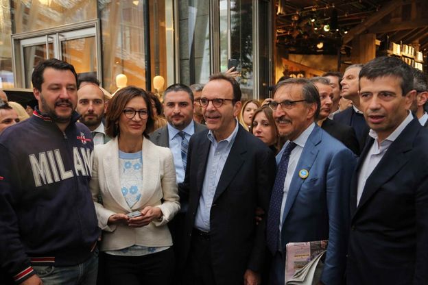 Elezioni Milano, Parisi chiude con un aperitivo in un negozio 