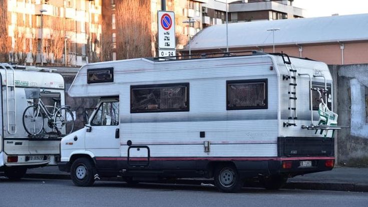 Ruba console, occhiali e soldi da un camper mentre il complice sorveglia l’area in bici: arrestati