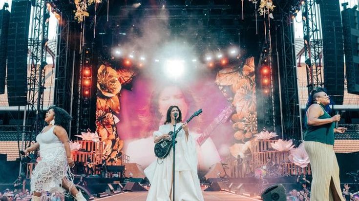 La storia in movimento di Elisa: il concerto di ritorno d’autunno al Forum di Assago