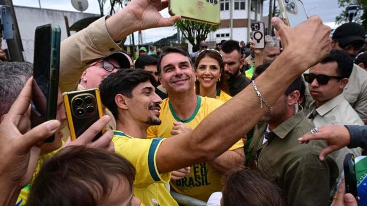 Brasile, Flavio Bolsonaro indagato per riciclaggio a meno di un mese dalle elezioni