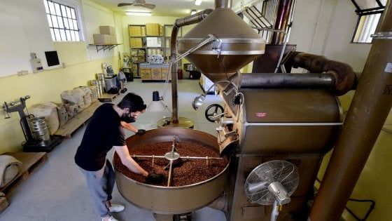 Parma, la caffetteria riparte a domicilio grazie all'antica tostatura del nonno 