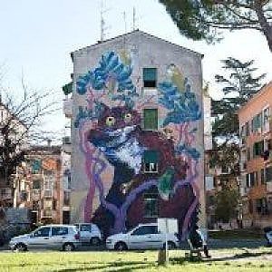 Roma, San Basilio: si ferma per mangiare un panino sul furgoncino e viene inseguito e minacciato