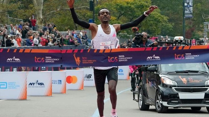 New York, Tamirat Tola e Hellen Obiri vincono la maratona: mamma Africa domina la corsa del mondo