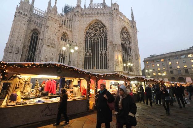 Milano, primo giorno di acquisti al mercatino di Natale intorno al Duomo