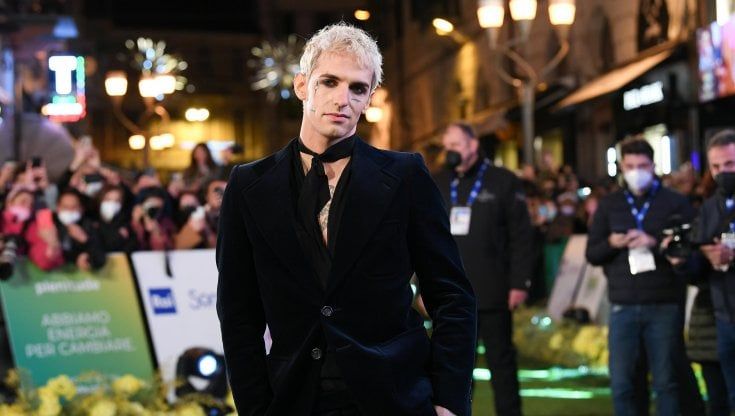 Achille Lauro "battezza" Sanremo 2022: la dedica alla madre per il compleanno