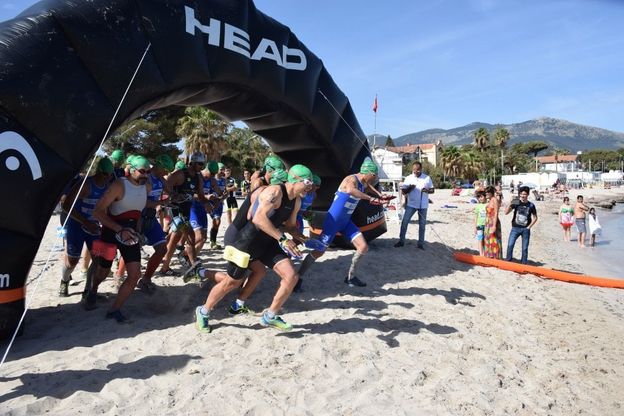 Un po’ di nuoto, un po’ di corsa: lo swimrun debutta a Mondello