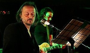 Basile dal vivo con Manuel Agnelli<br />"Ammutiniamoci, noi ciurma massacrata"