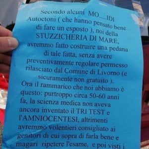 Livorno, cartello shock contro i disabili fuori da un ristorante: "Offese sconcertanti"