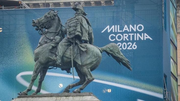 Le bandiere, i tram, i manifesti: Milano si veste per le Olimpiadi, verso la notte in mondovisione