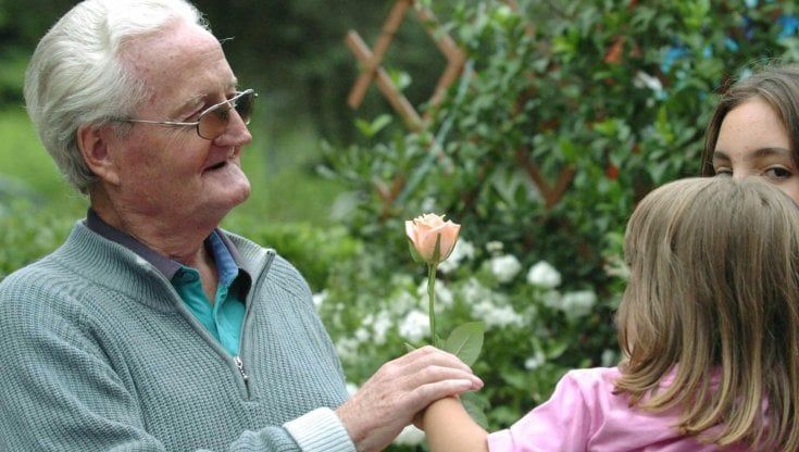 Mutui, libri, babysitter: tutto quello che i nonni siciliani hanno pagato per figli e nipoti, un welfare da 7,3 miliardi