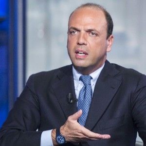 Alfano: "La Bossi-Fini non pu&ograve; essere liquidata e sul lavoro basta con i contratti nazionali"