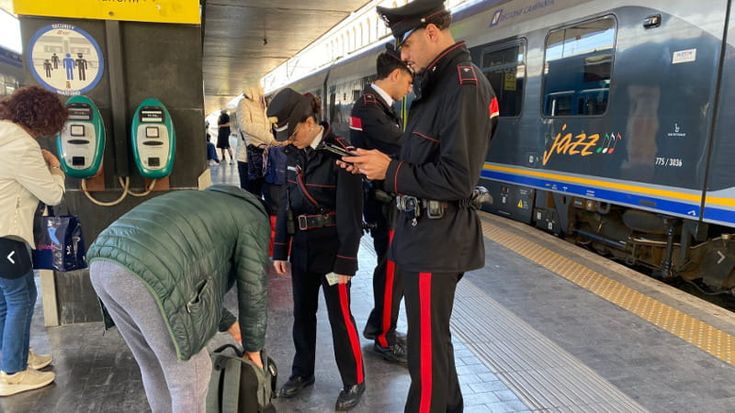 Termini, presa la banda delle “forbicette”: così venivano derubati i passeggeri in attesa del treno