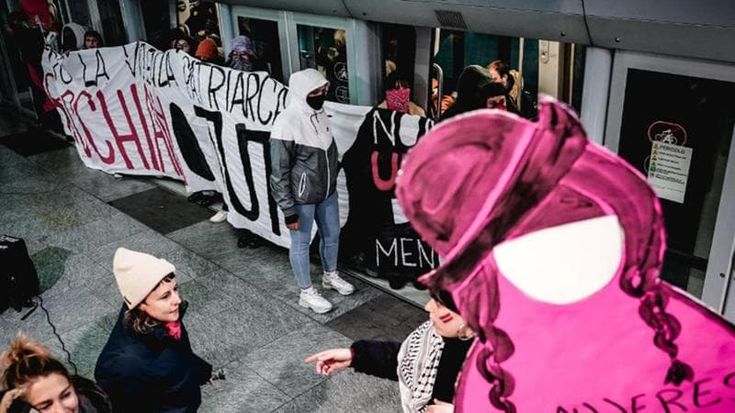 A Torino in 3mila al corteo per le donne, bloccata una stazione della metro: “Ci vogliamo vive”
