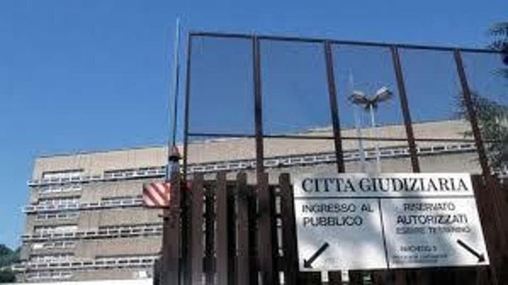 Studente autistico precipita dalla finestra della scuola: “Processate l’insegnante di sostegno”