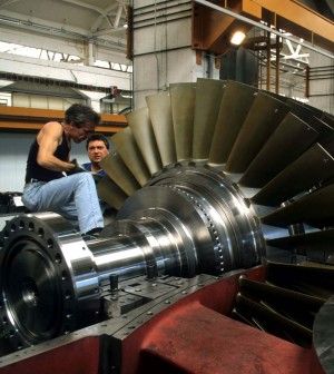 Produzione industriale, piccola salita a febbraio. Male l'energia, tengono farmaci e tessile