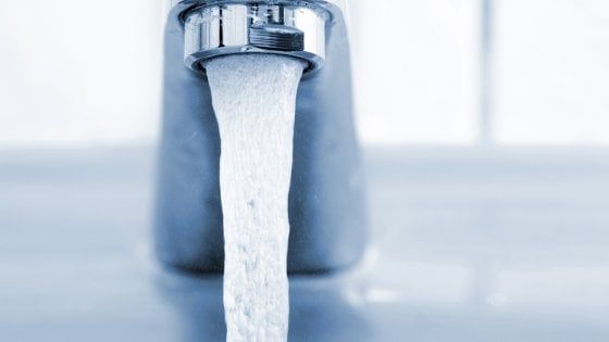 Acqua, italiani spreconi al rubinetto. Ma è record per il consumo di minerale