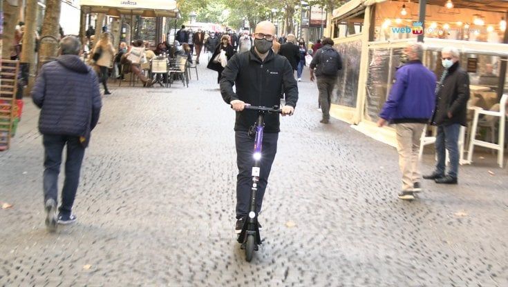 Giro di vite sulla velocità dei monopattini: massimo 20 all'ora in strada, solo 6 km in area pedonale